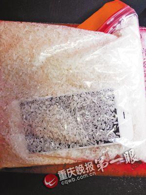 落水后，把手機(jī)放進(jìn)大米里吸水