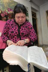 背單詞，是很多學(xué)生學(xué)習(xí)英語(yǔ)時(shí)最頭疼的事兒，而西安51歲大學(xué)英語(yǔ)老師李艷芝在兩年內(nèi)背完《英漢大詞典》22萬(wàn)個(gè)英語(yǔ)詞匯，學(xué)生稱贊其為一本活的《英漢大詞典》；兒子自小患有自閉癥，生活不能自理，20年前又與丈夫離婚，面對(duì)生活的不幸，她秉承“你必須一直向前”的信念。