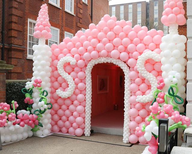 生日宴會入口處用氣球搭建成一個城堡模樣。