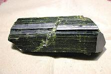 近日，商南縣奇石愛好者潘某在青山鎮(zhèn)鐵礦開采區(qū)發(fā)現(xiàn)一塊疑似綠簾石，有待相關(guān)專家和權(quán)威機(jī)構(gòu)認(rèn)定。