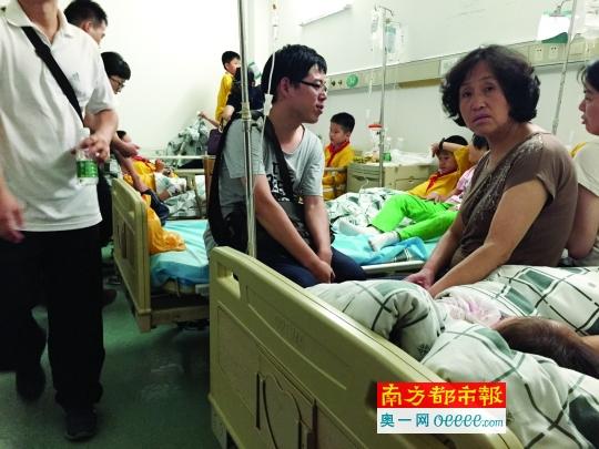  昨晚，家長們陪著誤食鼠藥的孩子們在醫(yī)院就診。