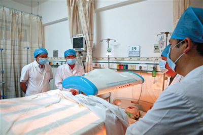 受傷醫(yī)生覃某正在進(jìn)行治療。昨日上午，醫(yī)生覃某在醫(yī)院乘電梯期間，被一名患者潑汽油并點(diǎn)燃，致重度燒傷。圖/CFP