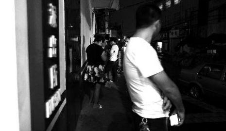 通過聊天軟件陌陌，男子小黃認(rèn)識(shí)了女孩小李，兩三天后，兩人就住到了一起。但好景不長(zhǎng)，兩人在一起僅過了十幾天，戀愛關(guān)系即破裂，小黃稱曾給小李花了一萬余元。日前，小黃以詐騙為由將小李帶到派出所。