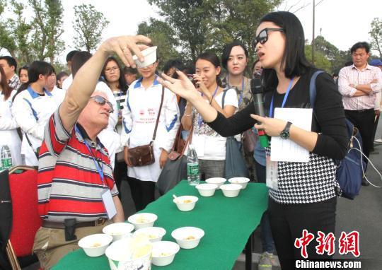 圖為外國友人品嘗揚(yáng)州炒飯?！〈藜衙鳌z