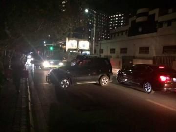 10月22日被推到路面的車攔住了公交車。（圖據(jù)網(wǎng)絡(luò)）