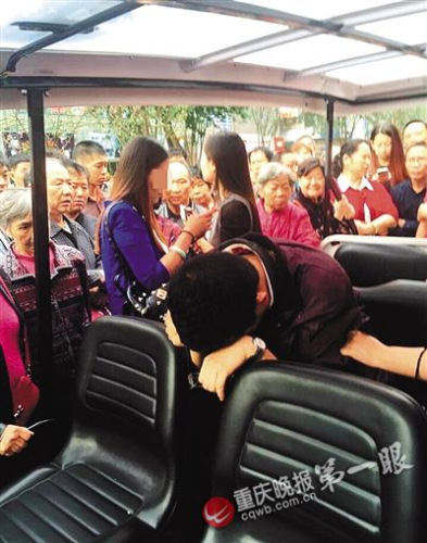 偷拍男子（前）照片來源于網(wǎng)絡(luò)，請(qǐng)作者與重慶晚報(bào)聯(lián)系