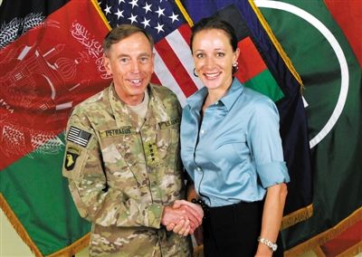 北約公布的一張彼得雷烏斯和布羅德韋爾握手的照片。