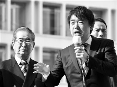 29日，日本著名極右翼分子石原慎太郎（左）和新生代右翼政客橋下徹在東京街頭演講拉票。