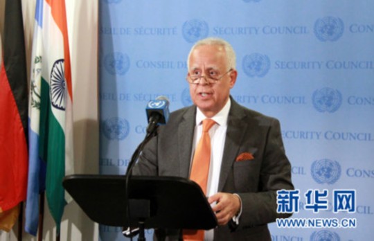 12月12日，在美國紐約聯(lián)合國總部，安理會(huì)本月輪值主席、摩洛哥常駐聯(lián)合國代表盧利什基向媒體宣讀聲明。聯(lián)合國安理會(huì)12日發(fā)表媒體聲明，對(duì)朝鮮發(fā)射衛(wèi)星的行為表示譴責(zé)。 新華社記者林瓊攝