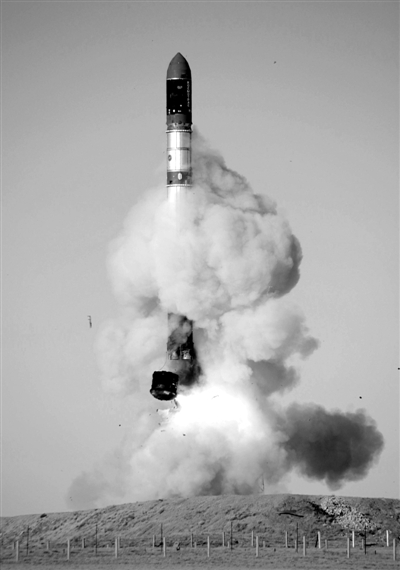 　2007年6月15日，俄羅斯在哈薩克斯坦的軍事場(chǎng)地試射一枚“RS-20”導(dǎo)彈。尚未有媒體公布新型固