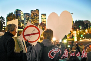 　14日，在美國(guó)首都華盛頓白宮外，民眾舉行燭光集會(huì)，悼念當(dāng)日康涅狄格州桑迪胡克小學(xué)槍擊案遇難者，呼吁