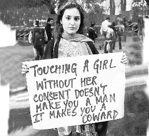 一名印度女孩抗議強奸暴行。