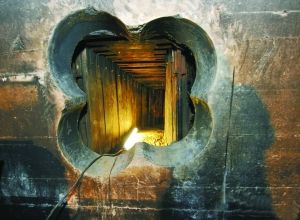 隧道頂端及四周用板材固定。 人民網(wǎng)照片