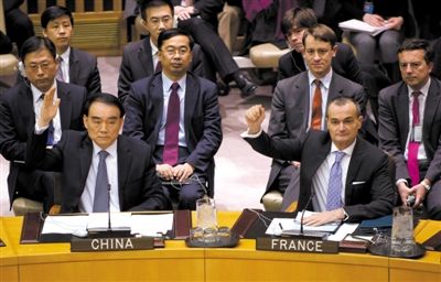 1月22日，紐約，中國常駐聯(lián)合國代表李保東舉手贊成通過對朝鮮制裁決議。