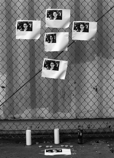 21日，美國(guó)洛杉磯，華裔女孩藍(lán)可兒遇害案件曝光后，一些人在塞西爾酒店附近擺放藍(lán)可兒的照片和蠟燭，紀(jì)念藍(lán)可兒。