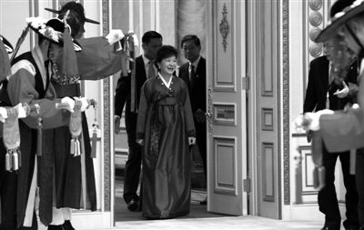 2月25日，韓國(guó)首爾，韓國(guó)首位女總統(tǒng)樸槿惠身著傳統(tǒng)韓服出席晚宴。