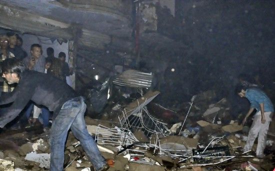 3月3日，在巴基斯坦南部城市卡拉奇，救援人員在爆炸現(xiàn)場(chǎng)工作。