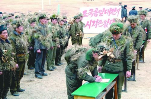 朝鮮中央通訊社13日公布的照片顯示，朝鮮工農(nóng)赤衛(wèi)隊(duì)員正在進(jìn)行“戰(zhàn)前訓(xùn)練”。