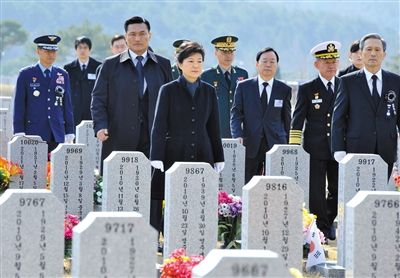 26日，韓國總統(tǒng)樸槿惠參加“天安”艦事件3周年紀(jì)念活動(dòng)，悼念在事件中身亡的韓國士兵。