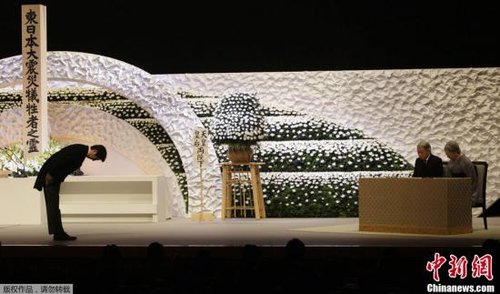 “3·11”東日本大地震兩周年紀(jì)念追悼儀式在東京舉行，日本明仁天皇與皇后、首相安倍晉三出席