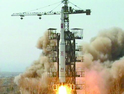 朝鮮KRT電視臺(tái)在2009年4月5日播放的朝鮮在咸鏡北道花臺(tái)郡舞水端里發(fā)射火箭的電視截圖。