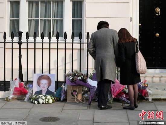 當(dāng)?shù)貢r(shí)間2013年4月8日，英國倫敦，民眾在英國前首相撒切爾夫人位于倫敦的住所前進(jìn)行悼念活動。