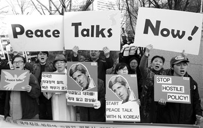 4月12日，韓國示威者在該國國防部前手持克里畫像，反對韓美軍演，要求克里前往朝鮮尋求和平談判。