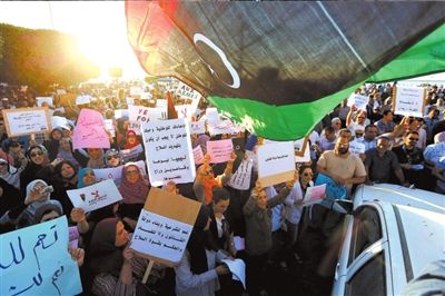 10日，利比亞首都的黎波里，當(dāng)?shù)厥忻裨诶葋喭饨徊客馐就棺h“政治隔離法”。圖/東方IC