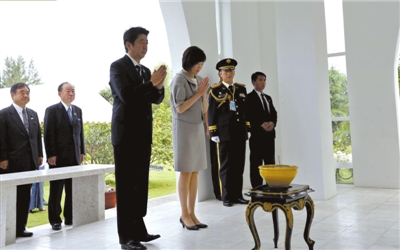 25日，緬甸仰光，安倍偕妻子參拜“二戰(zhàn)陣亡日軍墓”。圖/CFP