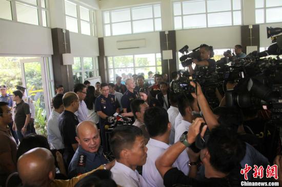 　　6月1日，菲律賓內(nèi)政部長(zhǎng)羅哈斯在菲國(guó)家警察部隊(duì)司令普里斯馬等人陪同下召開(kāi)記者會(huì)，介紹環(huán)球城公寓樓