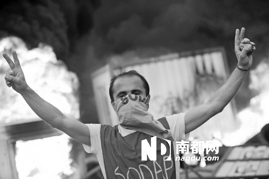 5月31日，土耳其示威者在伊斯坦布爾市中心的塔克西姆廣場抗議政府拆除加濟(jì)公園的計(jì)劃。