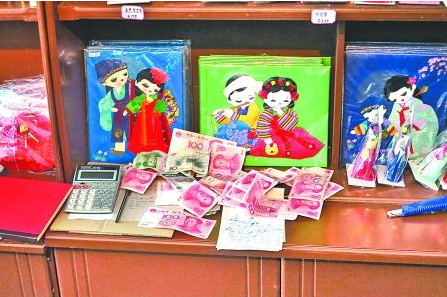 　　2012年6月21日，在朝鮮羅先特別市的一家商店里，柜臺(tái)上散落著一些人民幣。在朝鮮，人民幣比本國(guó)