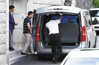 16日,為追征前總統(tǒng)全斗煥的非法資金,韓國(guó)檢察廳搜查其住宅和家族企業(yè)。