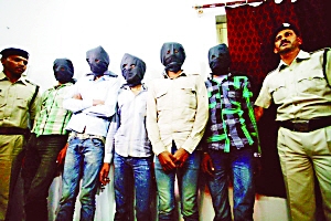 印度一個特別法庭20日宣布，判處卷入瑞士女游客遭輪奸案的6名男子終身監(jiān)禁。檢方對判決結果感到滿意，但表示不排除被告上訴可能。