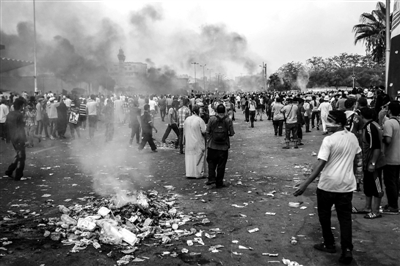 7月27日，在埃及首都開羅，穆爾西支持者同防暴警察發(fā)生沖突。新華社發(fā)