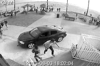 監(jiān)控錄像截屏圖：3日，美國洛杉磯市，一輛汽車沖進威尼斯海灘棧道上的人群。圖/東方IC