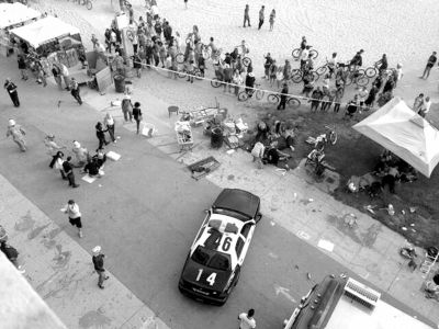 3日，美國洛杉磯，威尼斯海灘上血跡斑斑，警方正在調(diào)查。圖/東方IC