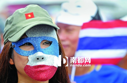 4日，一名泰國反政府人士頭戴面具在首都曼谷參加集會(huì)。