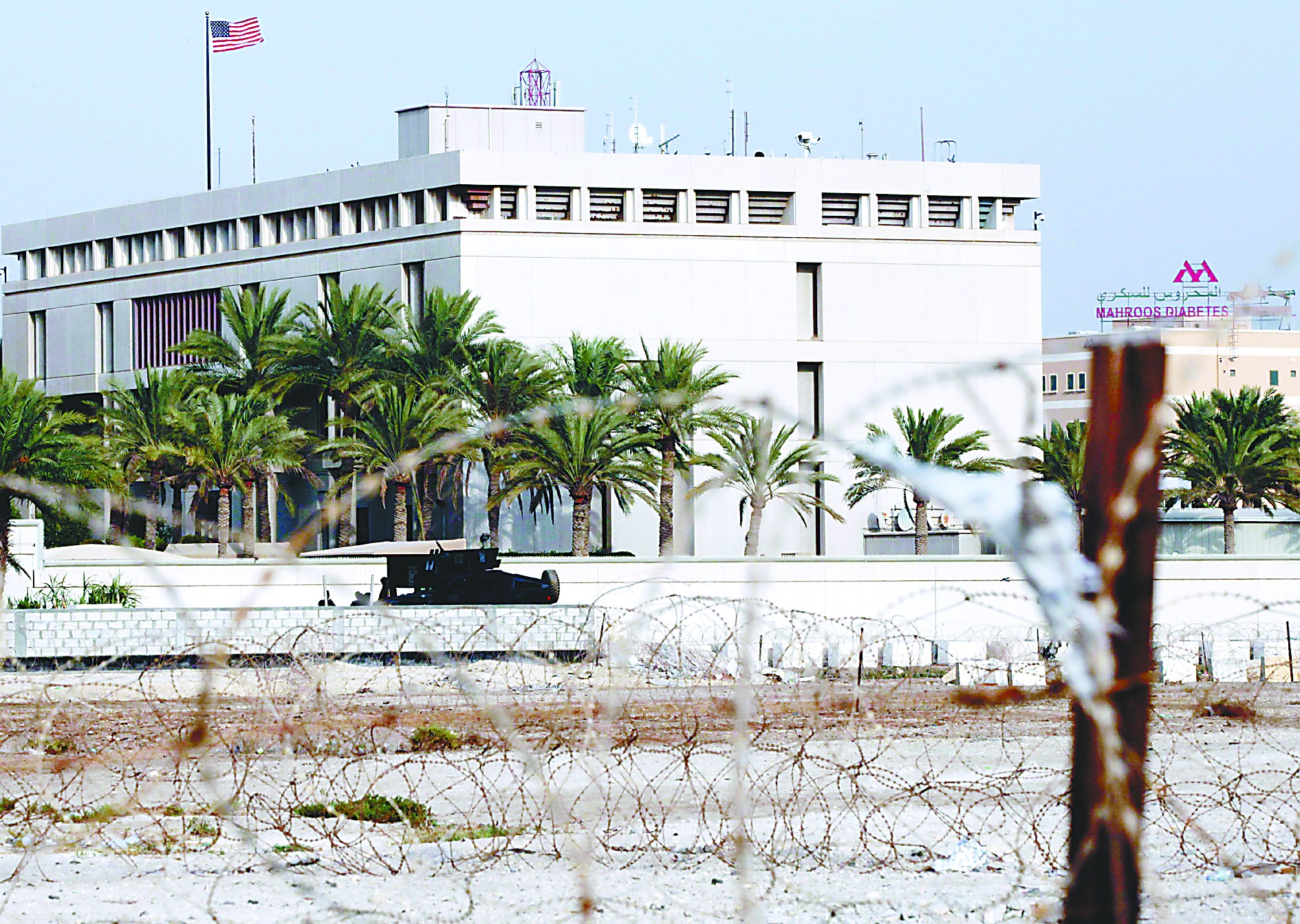 當(dāng)?shù)貢r(shí)間4日，在也門首都薩那，安全人員在通往美國大使館的路上設(shè)置檢查站檢查過往車輛。