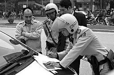 越南交警在開罰單。