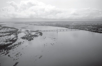 據(jù)目前估計，俄遠(yuǎn)東地區(qū)因洪災(zāi)造成的損失超過100億盧布。