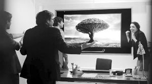 屏幕顯示樹(shù)的畫(huà)面，求職者獲知真相