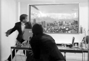 超高清屏幕上出現(xiàn)隕石撞擊城市樓群的場(chǎng)景，蒙在鼓里的求職者以為發(fā)生了真實(shí)的末日災(zāi)難