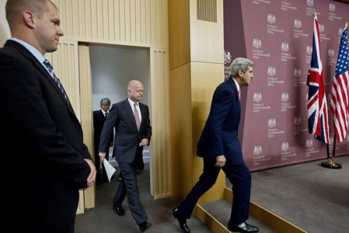 資料圖：美國國務(wù)卿約翰·克里與英國外交大臣威廉·黑格在倫敦。