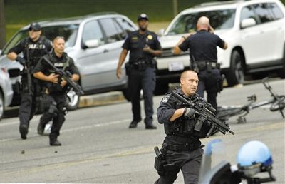 3日,案發(fā)現(xiàn)場,持槍警察在奔跑。