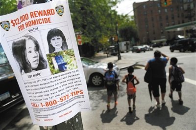 2013年7月23日，貼在紐約街頭的征詢線索傳單，這天是“希望寶寶”被發(fā)現(xiàn)遇害的日子，每年這天警方都
