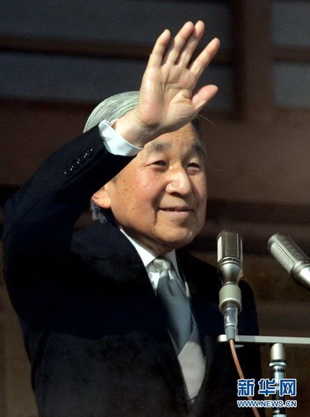 當(dāng)?shù)貢r間12月23日，在位于日本東京的皇宮，日本明仁天皇向民眾致意。