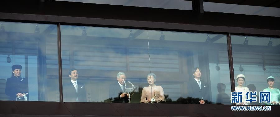 當(dāng)?shù)貢r間12月23日，在位于日本東京的皇宮，日本明仁天皇在皇族的陪同下發(fā)表生日感言。