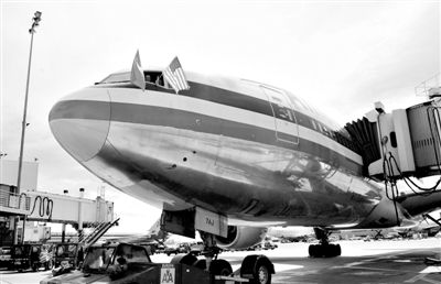 2011年4月5日，美國航空公司為洛杉磯至上海首條直飛航線的開通舉行剪彩儀式。目前，美國航空、美國聯(lián)合航空和達(dá)美航空已經(jīng)向中國提交了飛行計(jì)劃。