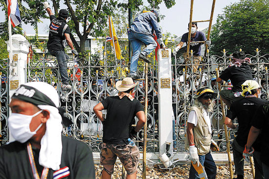 反政府示威者12日闖入總理府后爬墻離開(kāi)